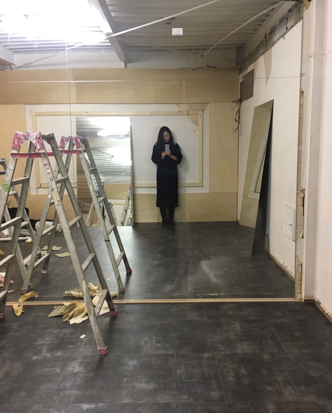 ポールダンススタジオの床と鏡が完成